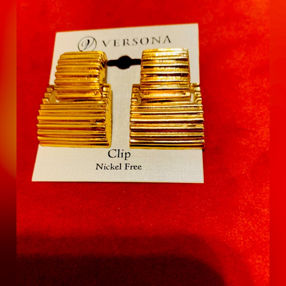 Statement clip earrings